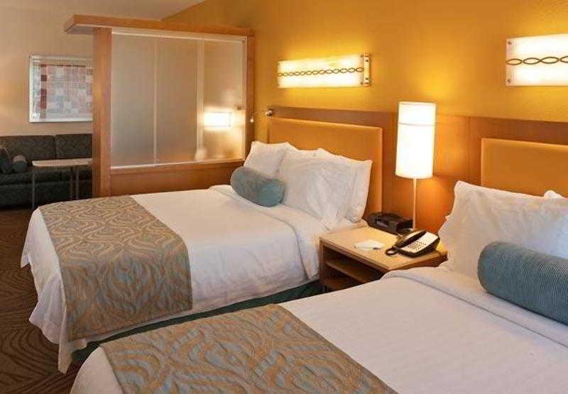 คอร์ตยาร์ด แทมปา แบรนดอน Hotel Heartland ภายนอก รูปภาพ